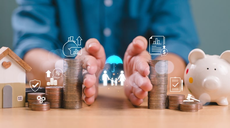 Συνεδρία πελάτη με δικηγόρο για νομική συμβουλή και ανάλυση κόστους